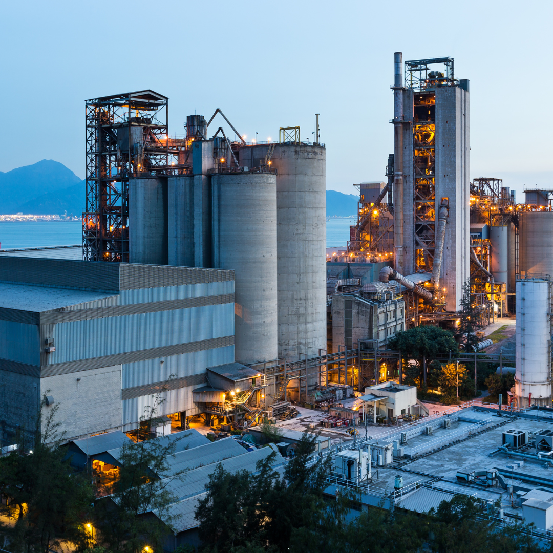 Planta industrial al atardecer — valuación de inmuebles industriales y comerciales