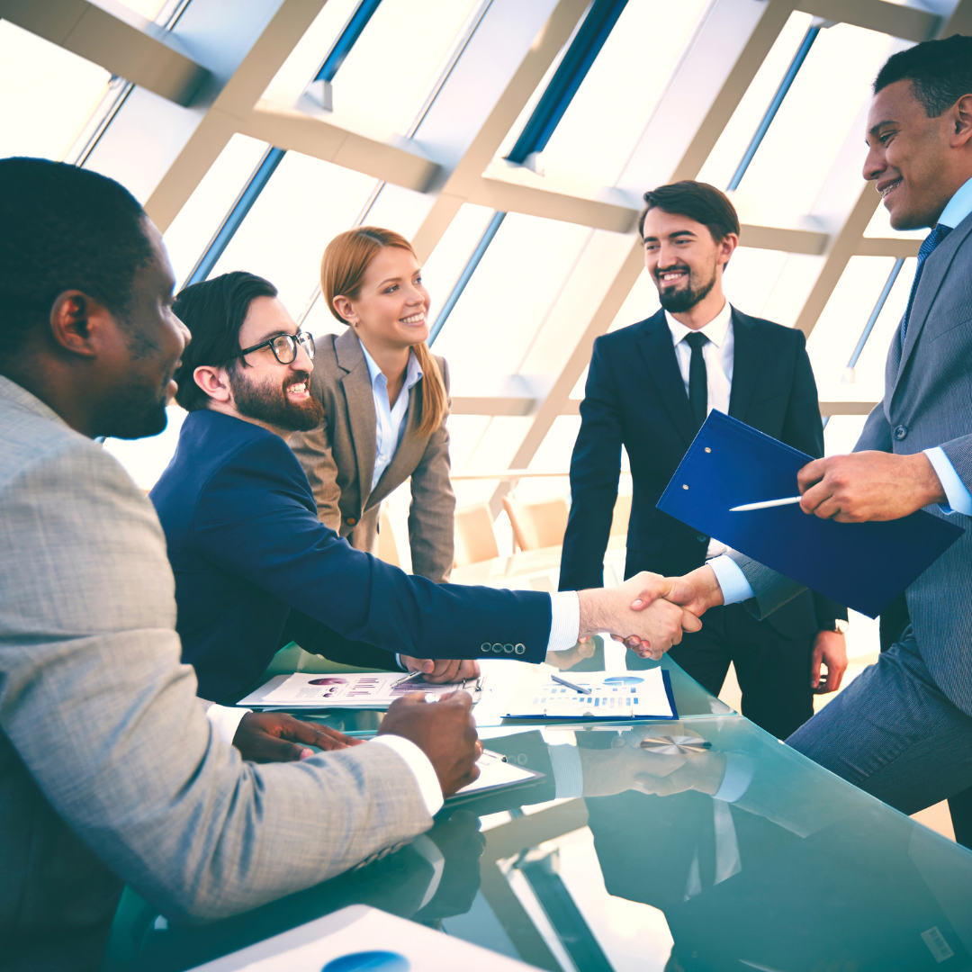 Reunión ejecutiva cerrando un acuerdo — valuación de negocios e intangibles